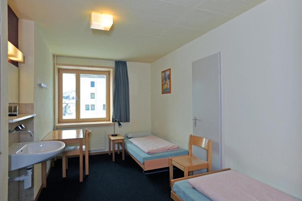 Двухместный (Двухместный номер с 2 отдельными кроватями и общей ванной комнатой) хостела St. Moritz Youth Hostel, Санкт-Мориц