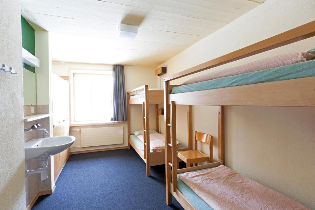 Четырехместный (Четырехместный номер с общей ванной комнатой) хостела St. Moritz Youth Hostel, Санкт-Мориц