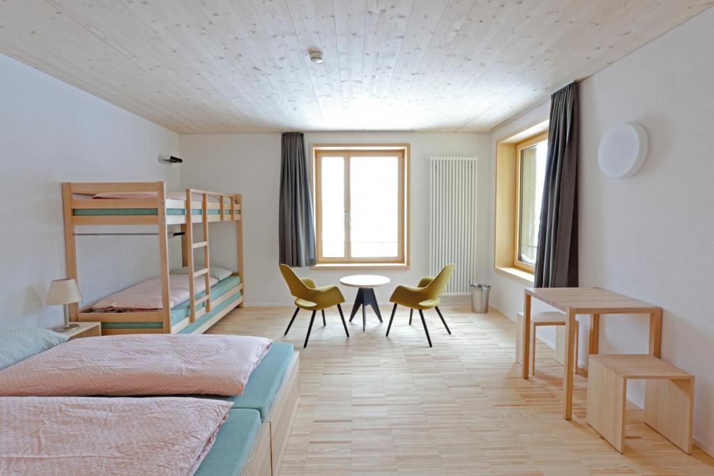 Двухместный (Двухместный номер с 1 кроватью и душем) хостела St. Moritz Youth Hostel, Санкт-Мориц