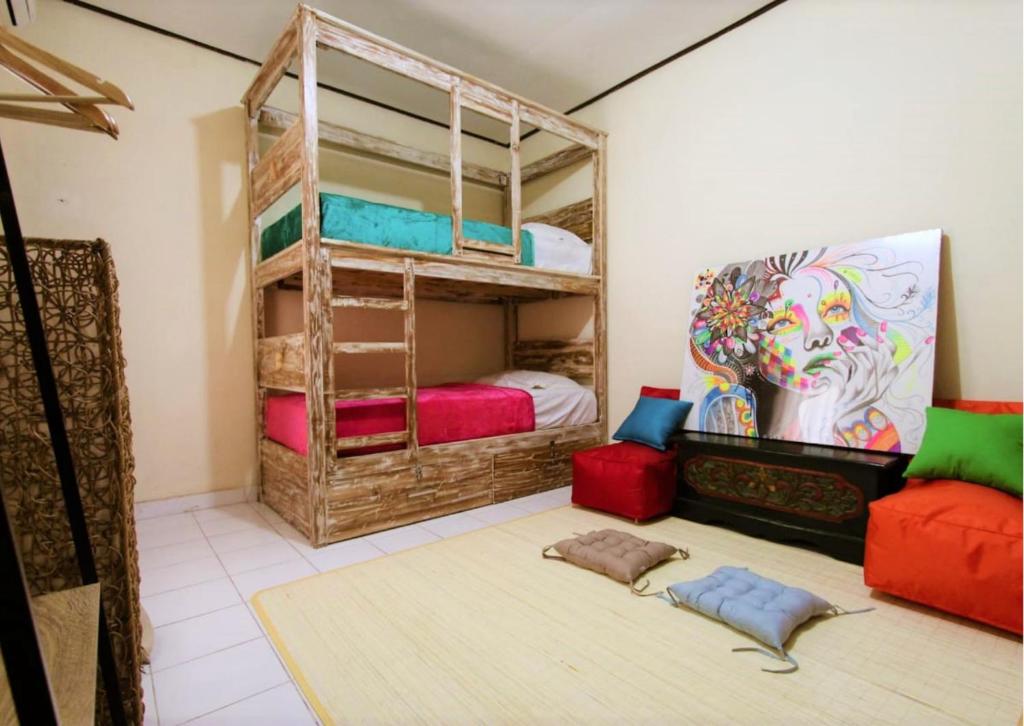 Номер (Односпальная кровать в общем номере для женщин) гостевого дома Clamonic House, Нуса Дуа