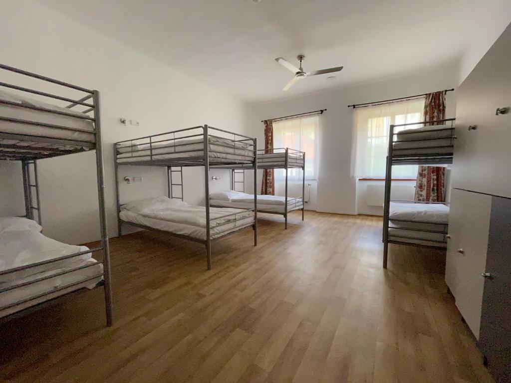 Номер (Спальное место на двухъярусной кровати в общем номере для женщин) хостела Little Quarter, Прага