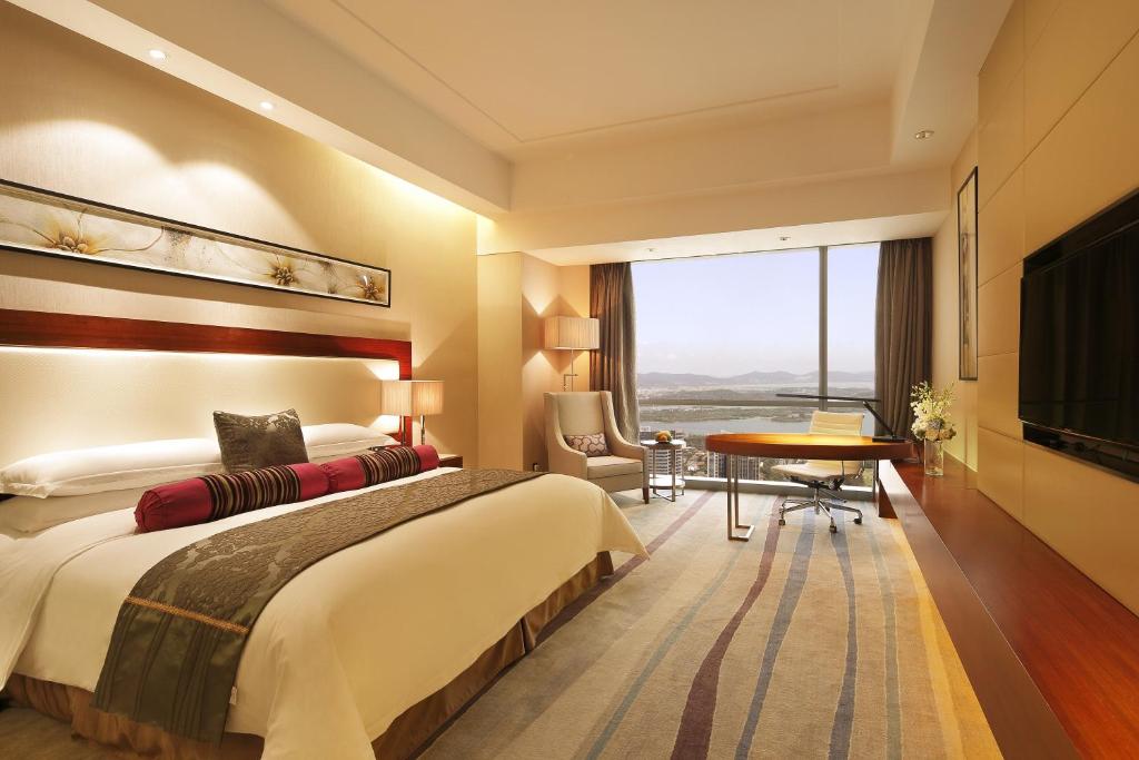 Сьюит (One Bedroom King Suite with Lake View) отеля Crowne Plaza Wuxi Taihu, Уси