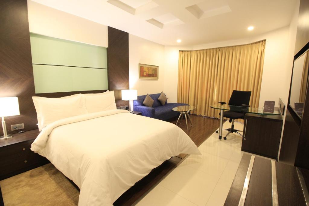 Двухместный (Executive Room with 15% off on Food & Soft Beverages 10% off on Laundry) отеля The Residency, Chennai, Ченнаи