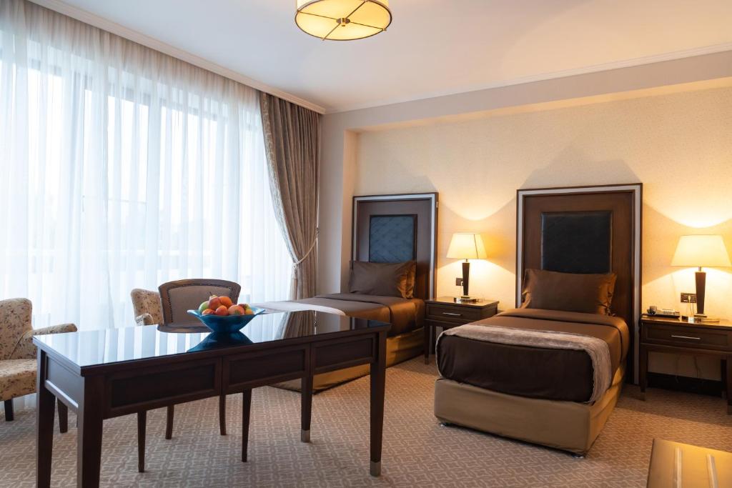 Двухместный (Улучшенный двухместный номер с 2 отдельными кроватями) отеля Чинар Нафталан