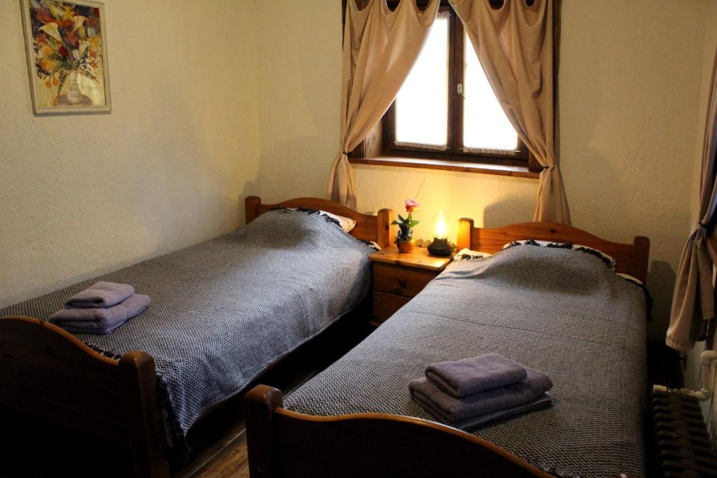 Двухместный (Двухместный номер с 2 отдельными кроватями и собственной ванной комнатой) парк-отеля Gungas, Адажи