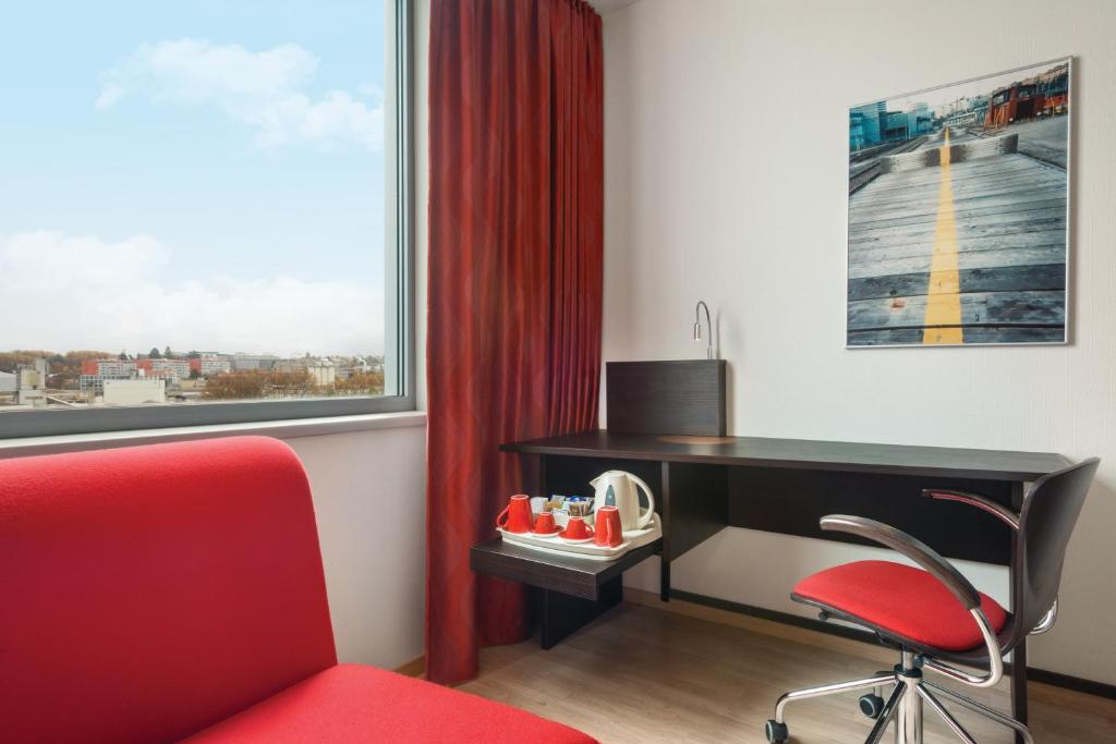 Двухместный (Стандартный двухместный номер с 2 отдельными кроватями и диваном-кроватью – Для некурящих) отеля Ramada Encore Geneve La Praille, Женева