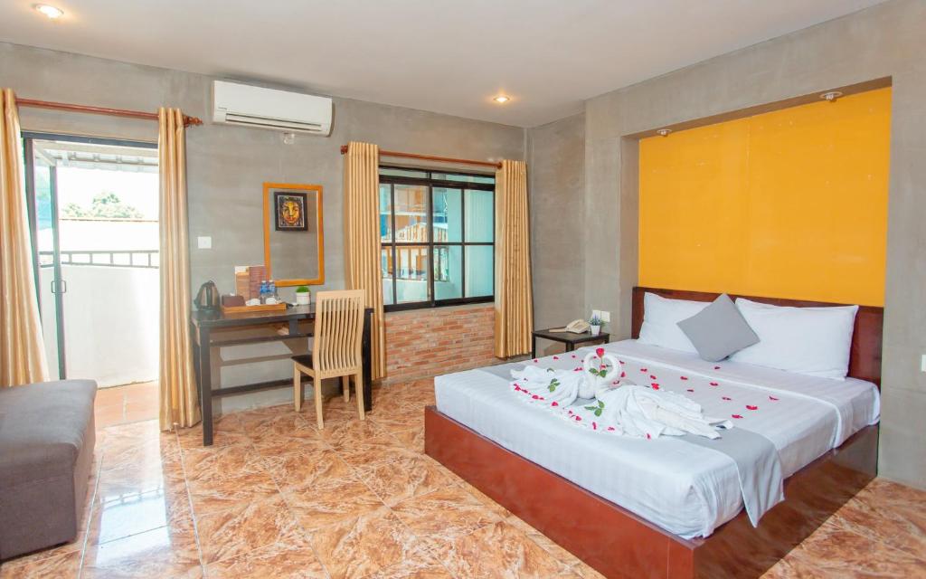 Двухместный (Двухместный номер Делюкс с 1 кроватью и балконом) отеля Best Central Point Hotel, Пномпень