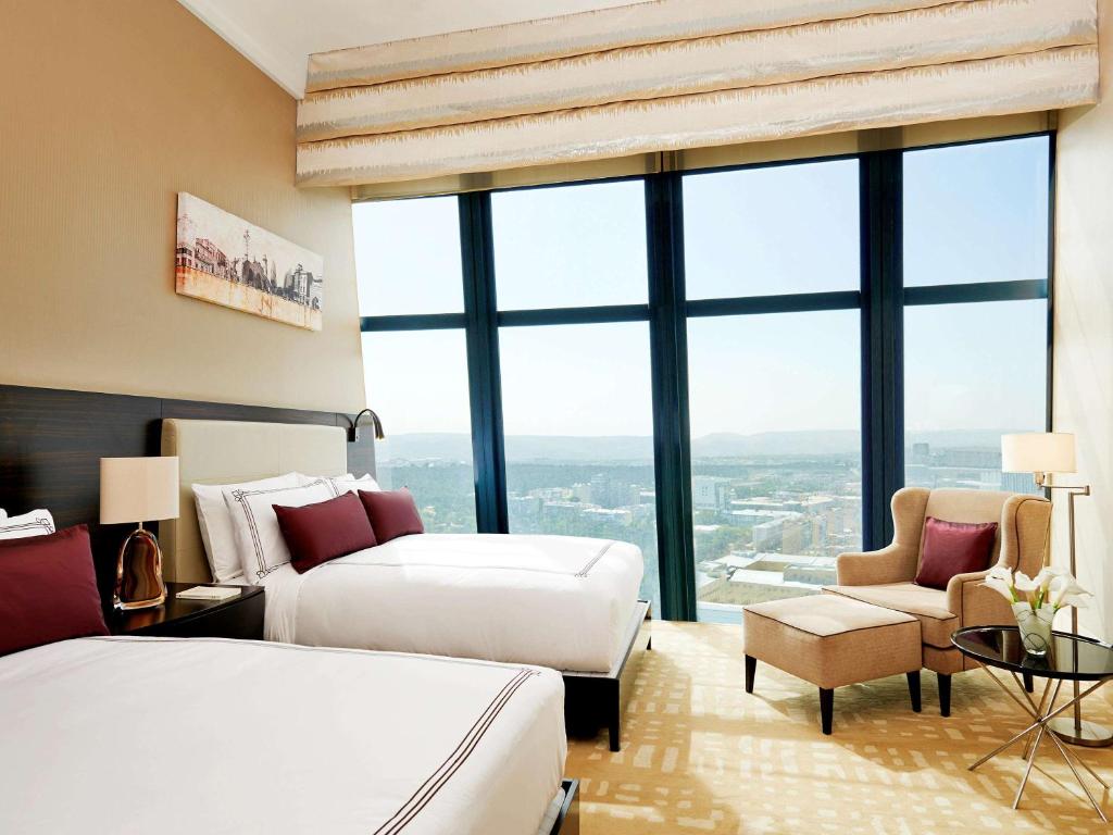 Двухместный (Двухместный номер Делюкс с 2 отдельными кроватями и видом на город) отеля Fairmont Baku, Баку