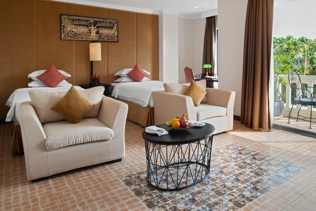 Сьюит (Королевский люкс с 2 отдельными кроватями и балконом - Вид на бассейн) отеля Palace Gate Hotel & Resort, Пномпень