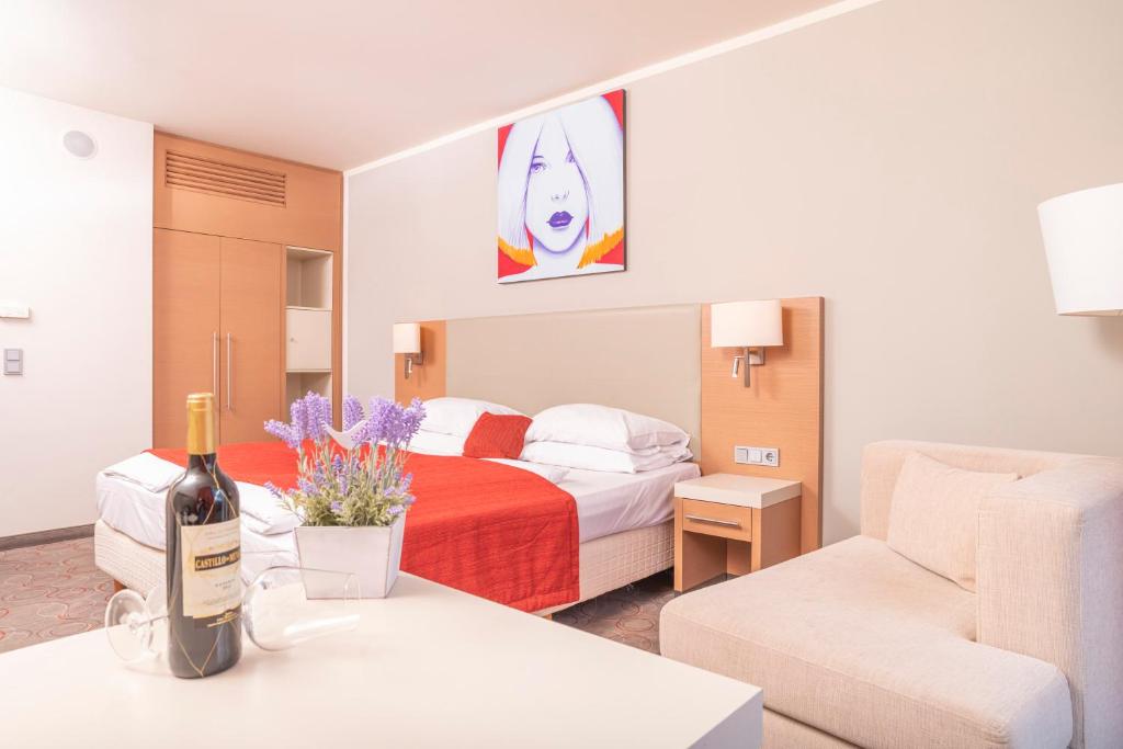 Двухместный (Двухместный номер Делюкс с 1 кроватью и балконом) отеля FourSide Hotel & Suites Vienna, Вена