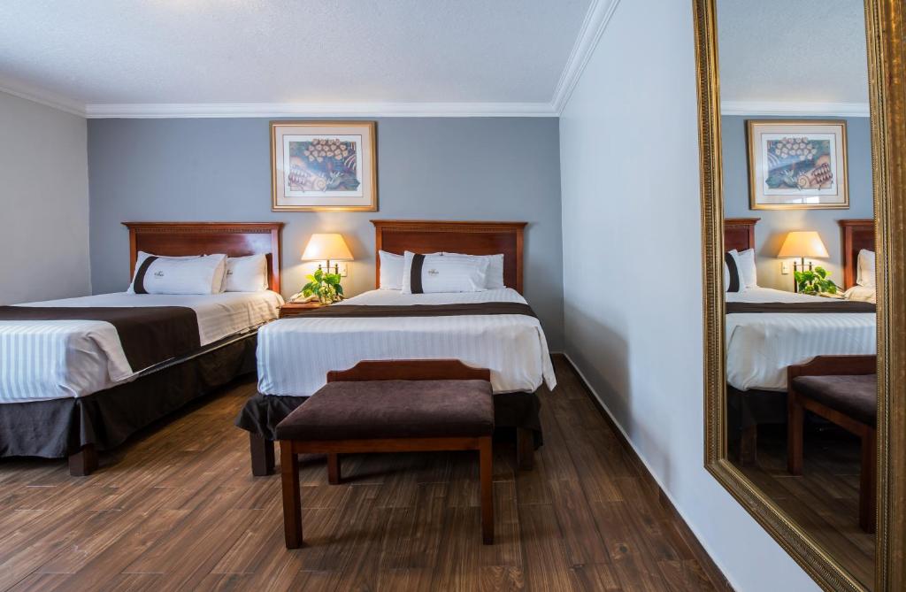 Четырехместный (Номер с 2 кроватями размера «queen-size») отеля Del Marques Hotel and Suites, Гвадалахара
