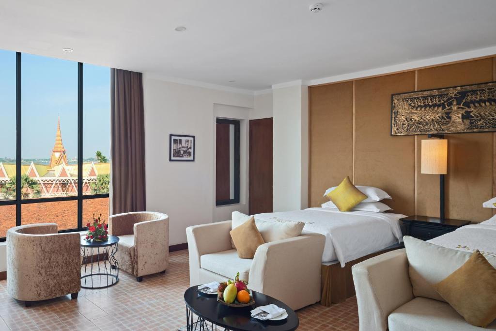 Двухместный (Королевский двухместный номер Делюкс с 2 отдельными кроватями и окном) отеля Palace Gate Hotel & Resort, Пномпень