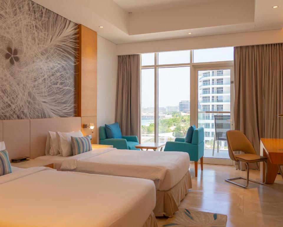 Двухместный (Номер Делюкс с кроватью размера «king-size» или 2 отдельными кроватями и балконом) курортного отеля Royal Central Hotel The Palm, Дубай