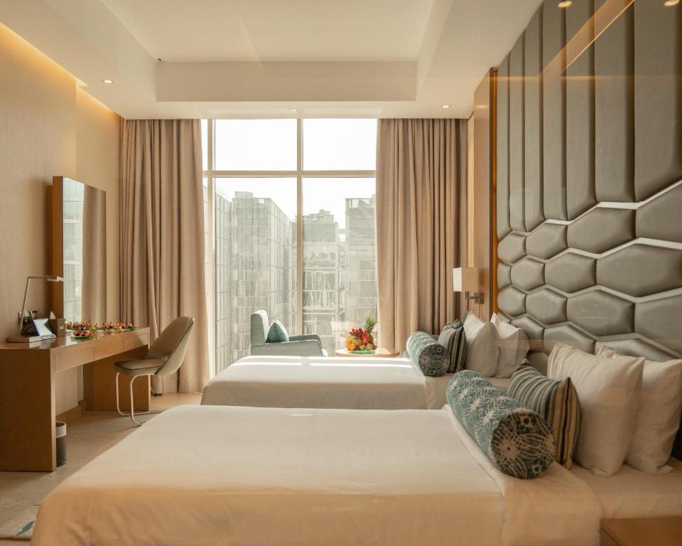 Двухместный (Улучшенный двухместный номер с 2 отдельными кроватями и доступом на собственный пляж отеля) курортного отеля Royal Central Hotel The Palm, Дубай