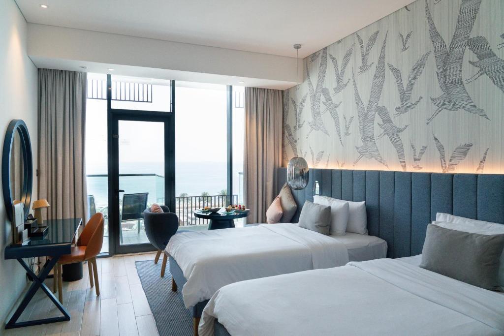 Двухместный (Номер «Премиум» с балконом, вид на пляж Палм) курортного отеля C Central Hotel and Resort The Palm, Дубай