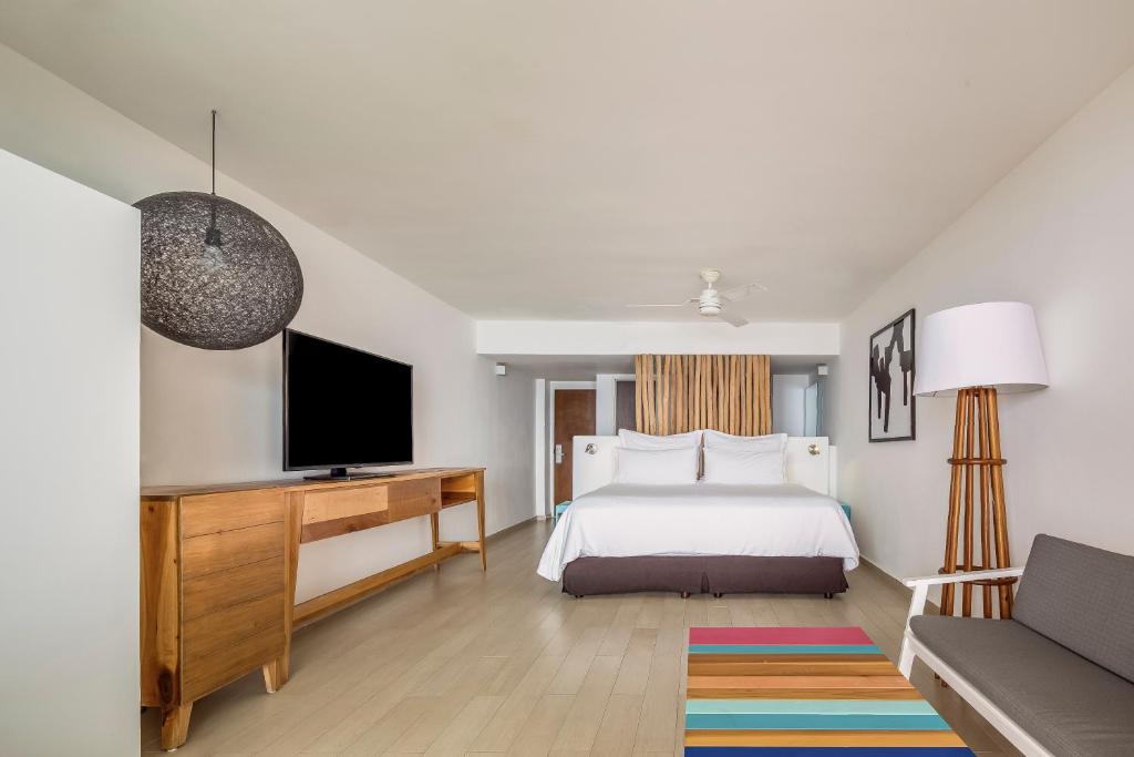 Двухместный (Номер Делюкс с кроватью размера «king-size» и видом на океан) курортного отеля Fiesta Americana Cozumel - Все включено, Косумель