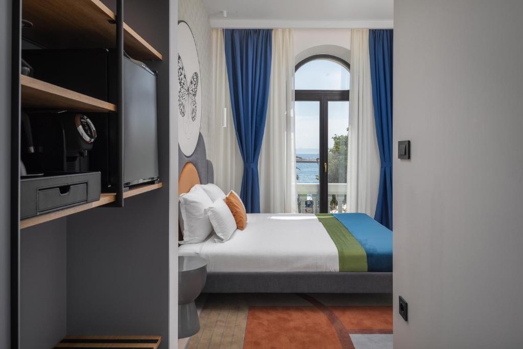 Двухместный (Улучшенный двухместный номер с 1 кроватью и боковым видом на море) отеля Hotel Porin, Макарска