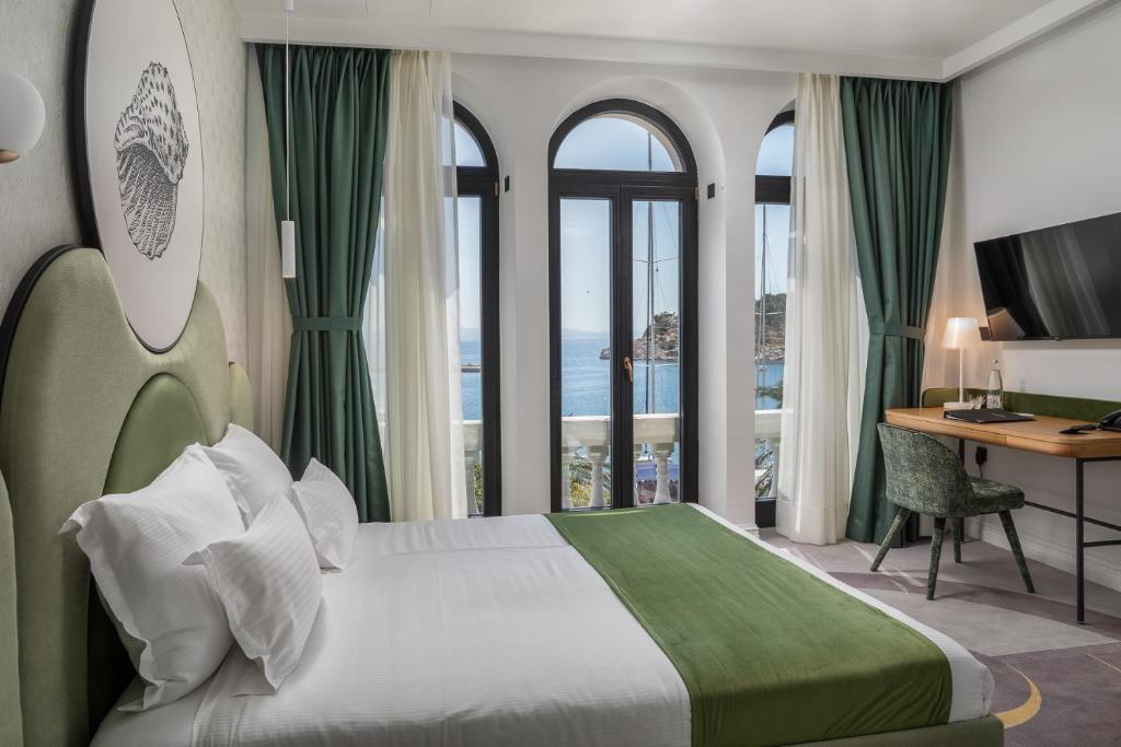 Двухместный (Улучшенный номер с кроватью размера «king-size» и видом на море) отеля Hotel Porin, Макарска
