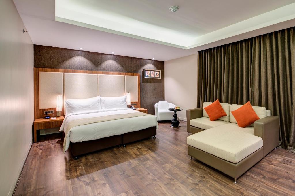 Сьюит (Junior Suite with Breakfast -  Non Smoking with Two Way Airport Transfers - 20% discount on Food & Soft beverages), Holiday Inn Kolkata Airport