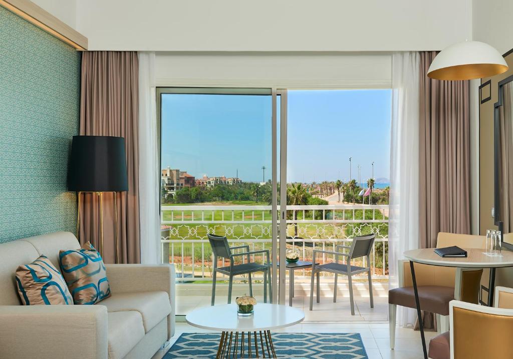 Трехместный (Представительский номер с правом посещения лаунджа и боковым видом на море) отеля Melia Saidia Beach All Inclusive Resort, Саидия