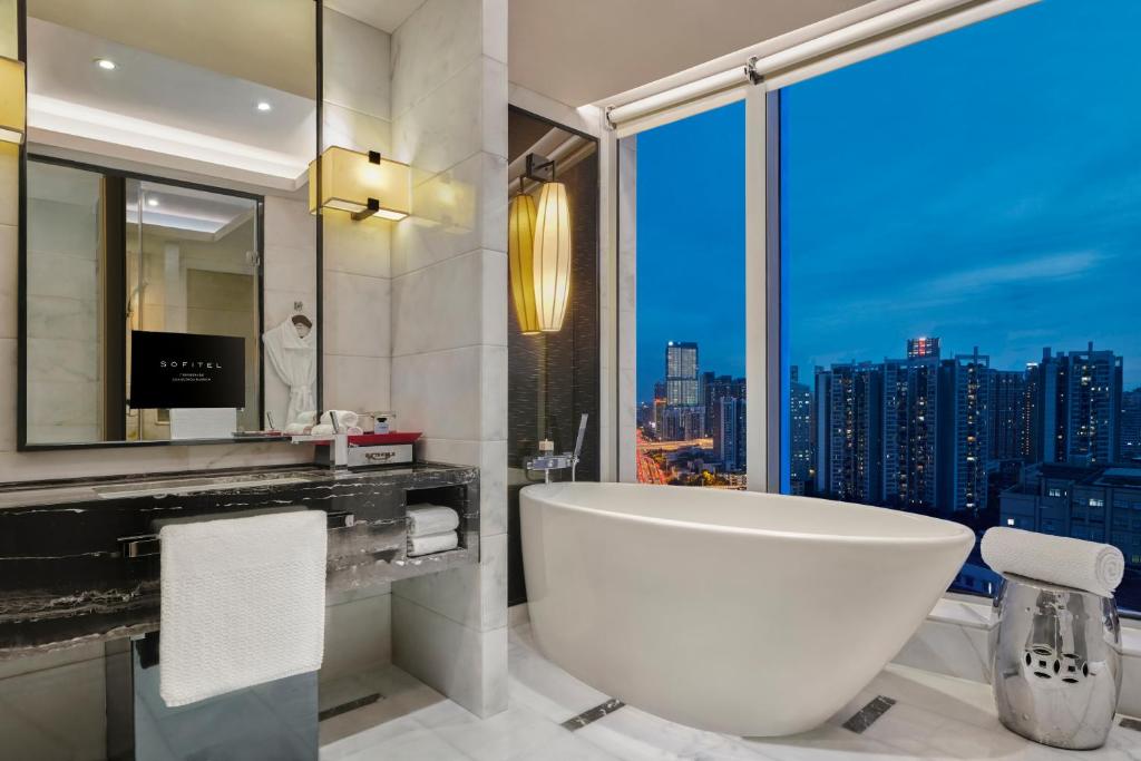 Двухместный (Роскошный номер с кроватью размера «king-size»), Sofitel Guangzhou Sunrich