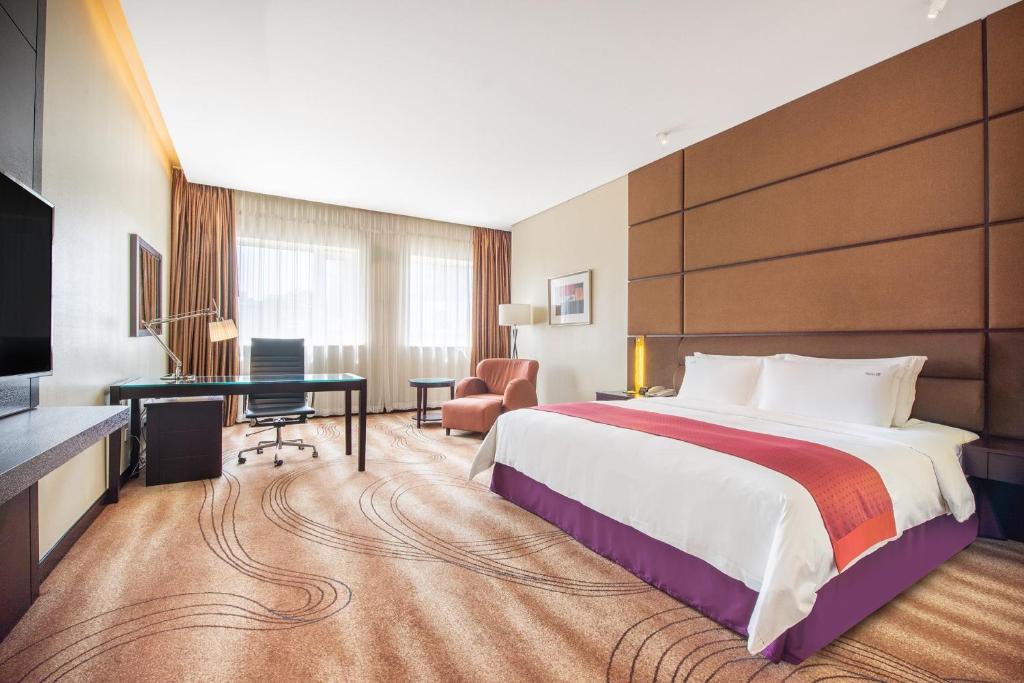 Двухместный (Представительский номер Делюкс с кроватью размера «king-size» - Для некурящих) отеля Holiday Inn Beijing Chang An West, Пекин