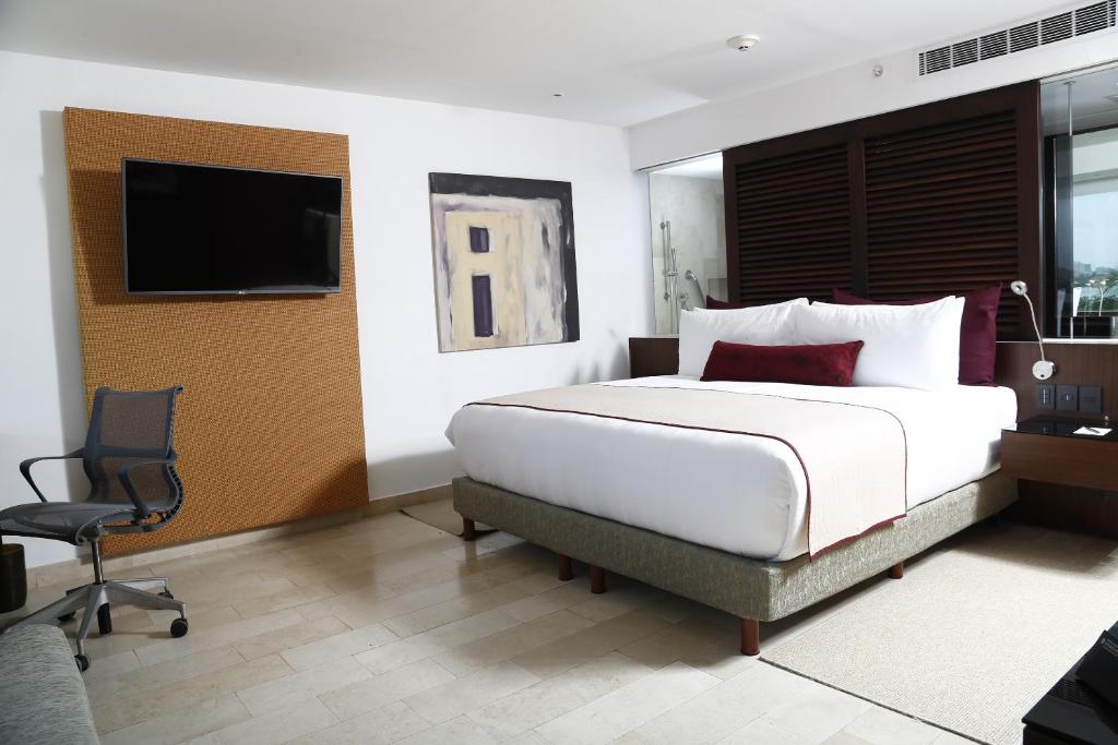 Двухместный (Классический номер с кроватью размера «king-size» и видом на лагуну) курортного отеля Presidente InterContinental Cancun Resort, Канкун