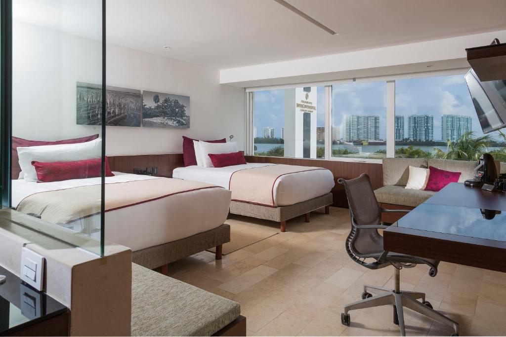 Четырехместный (Классический номер с 2 кроватями размера «queen-size» и видом на лагуну) курортного отеля Presidente InterContinental Cancun Resort, Канкун