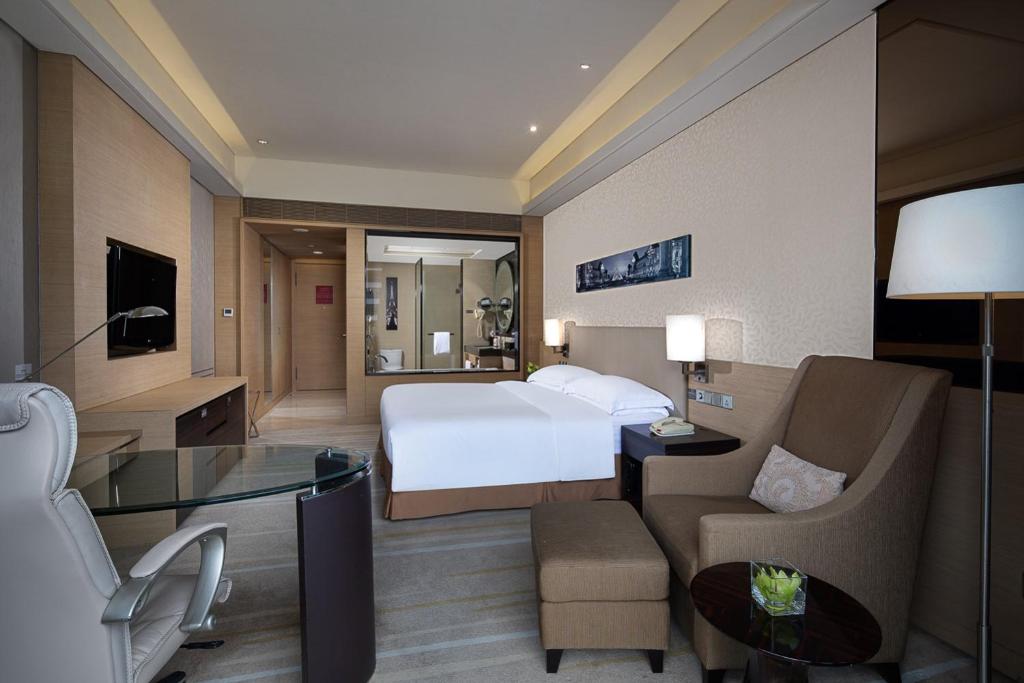 Двухместный (1 King Bed Premium Lounge Access) отеля Crowne Plaza Guangzhou Huadu, Гуанчжоу