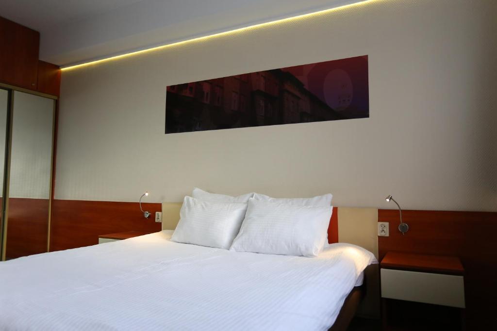 Четырехместный (Улучшенный двухместный номер с 1 кроватью) отеля Eurohotel Katowice, Катовице