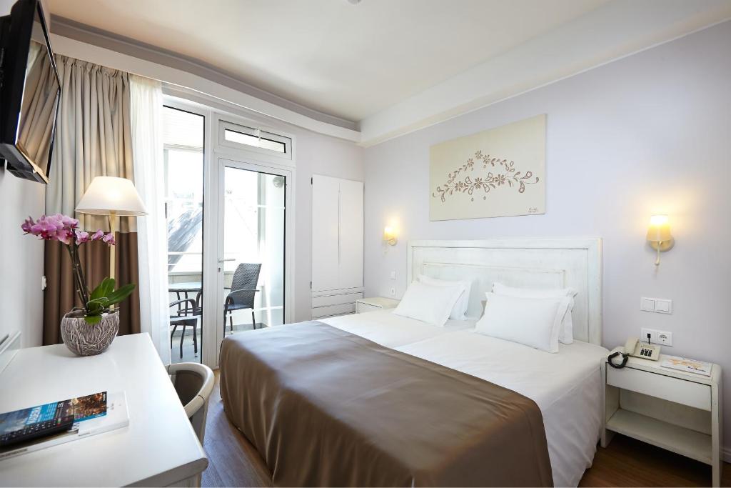 Двухместный (Двухместный номер с 1 кроватью или 2 отдельными кроватями и балконом) отеля Hotel Madeira, Фуншал