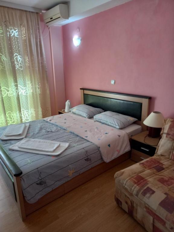 Трехместный (Трехместный номер с террасой) гостевого дома Apartments and Rooms Mila, Ульцинь