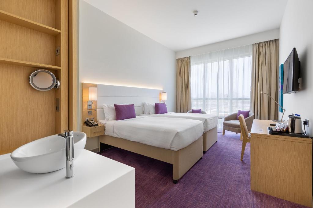 Двухместный (Двухместный номер с 2 отдельными кроватями - Для некурящих - Здание Tower B) отеля Premier Inn Dubai Ibn Battuta Mall, Дубай