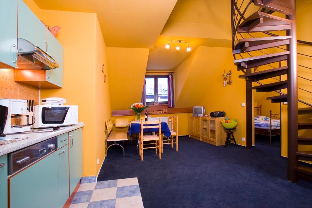 Апартаменты (Двухуровневые апартаменты (для 6 взрослых)) апартамента Yellow Ski Apartments, Рокитнице-над-Йизероу