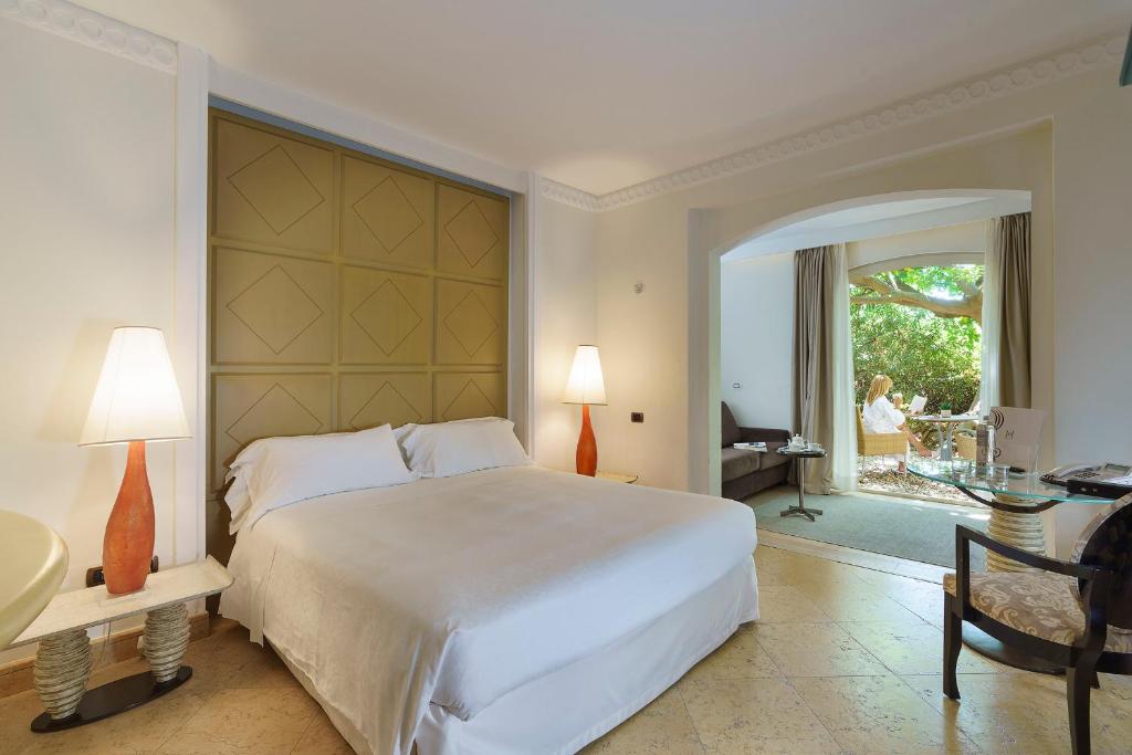 Трехместный (Классический трехместный номер с террасой) отеля Romano Palace Luxury Hotel, Катания