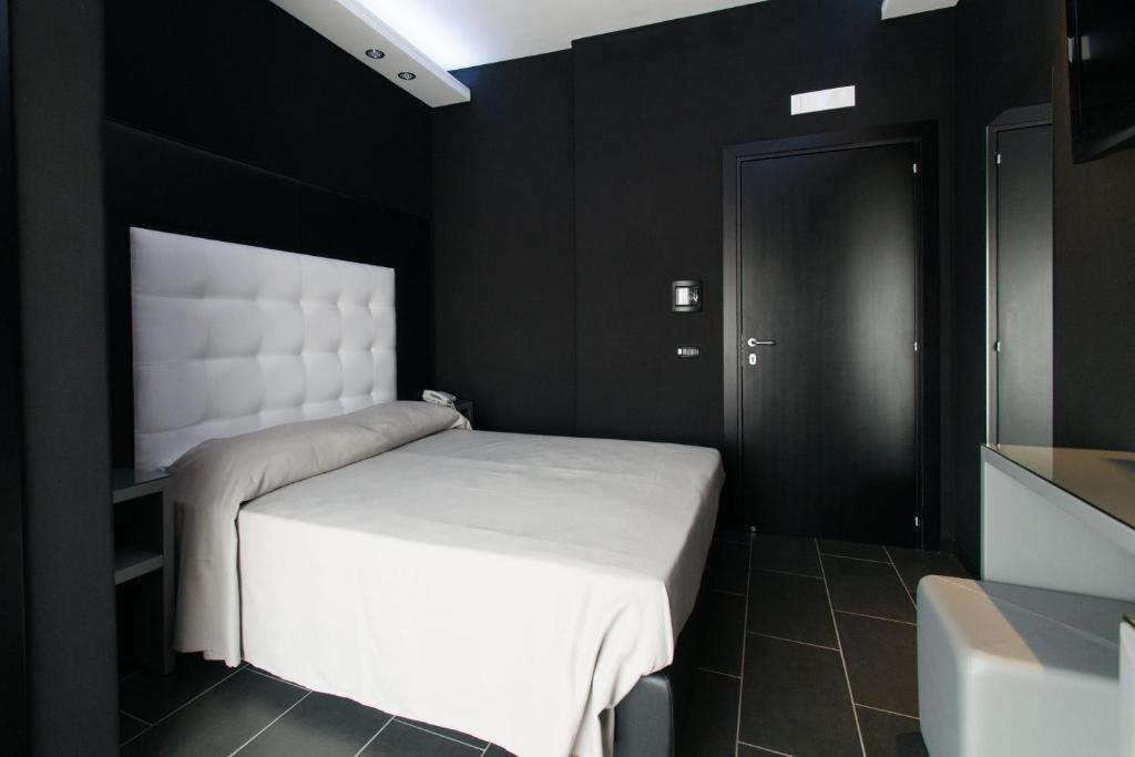 Двухместный (Двухместный номер с 1 кроватью или 2 отдельными кроватями и балконом) отеля Fly Boutique Hotel, Неаполь