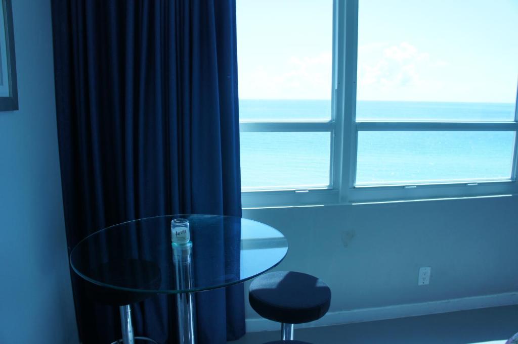 Апартаменты (Апартаменты) отеля Oceanview studio on beach with pool, gym, bars, and FREE Parking, Майами-Бич