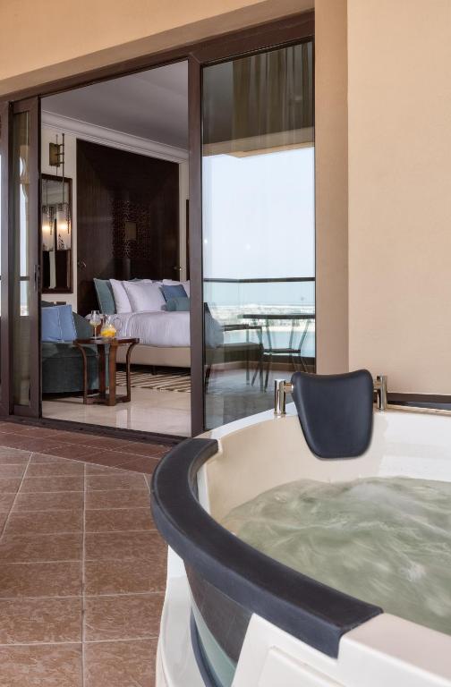 Сьюит (Угловой люкс Fairmont Gold с гидромассажной ванной и балконом, вид на море и остров Палм-Джумейра) курортного отеля Fairmont The Palm, Дубай