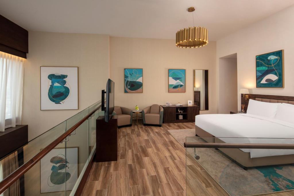 Апартаменты (Улучшенные двухуровневые апартаменты) апарт-отеля Avani Palm View Dubai Hotel & Suites, Дубай