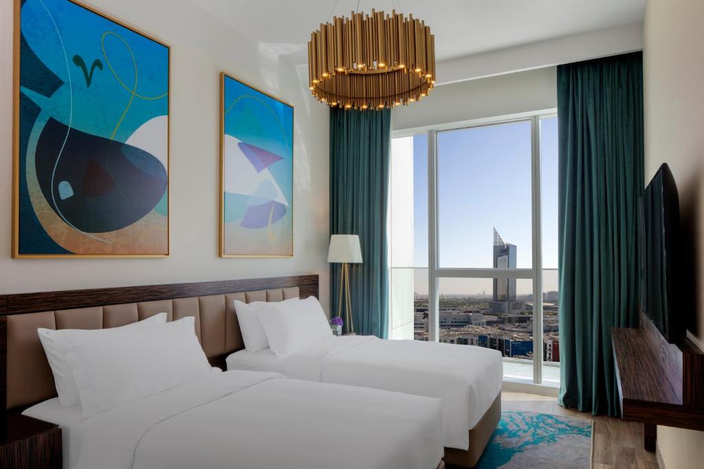 Апартаменты (Улучшенные апартаменты с 1 спальней) апарт-отеля Avani Palm View Dubai Hotel & Suites, Дубай