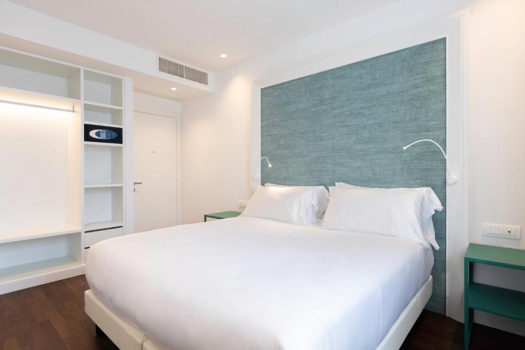 Двухместный (Улучшенный двухместный номер с 1 кроватью) отеля Antares Hotel Accademia, Милан