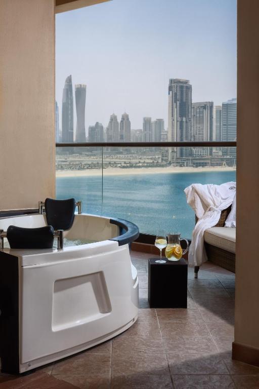 Сьюит (Угловой люкс с гидромассажной ванной и балконом, вид на море и остров Палм-Джумейра) курортного отеля Fairmont The Palm, Дубай