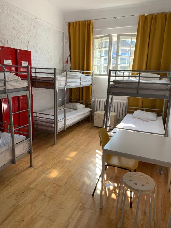 Номер (Спальное место на двухъярусной кровати в общем номере для мужчин) хостела New World St. Hostel, Варшава