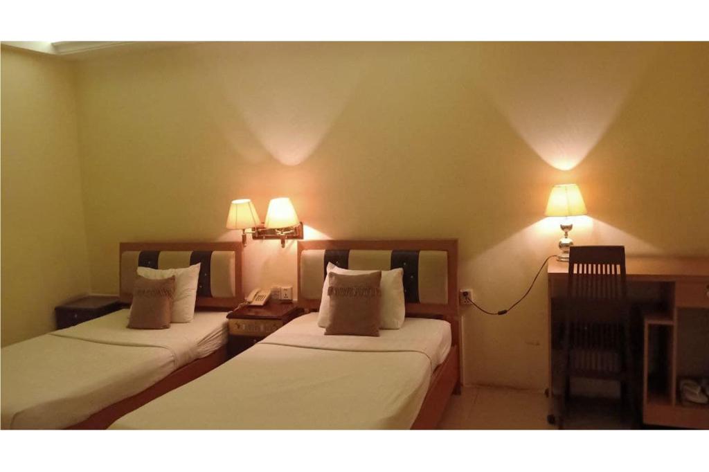 Двухместный (Улучшенный двухместный номер с 2 отдельными кроватями) отеля You Eng Hotel, Пномпень