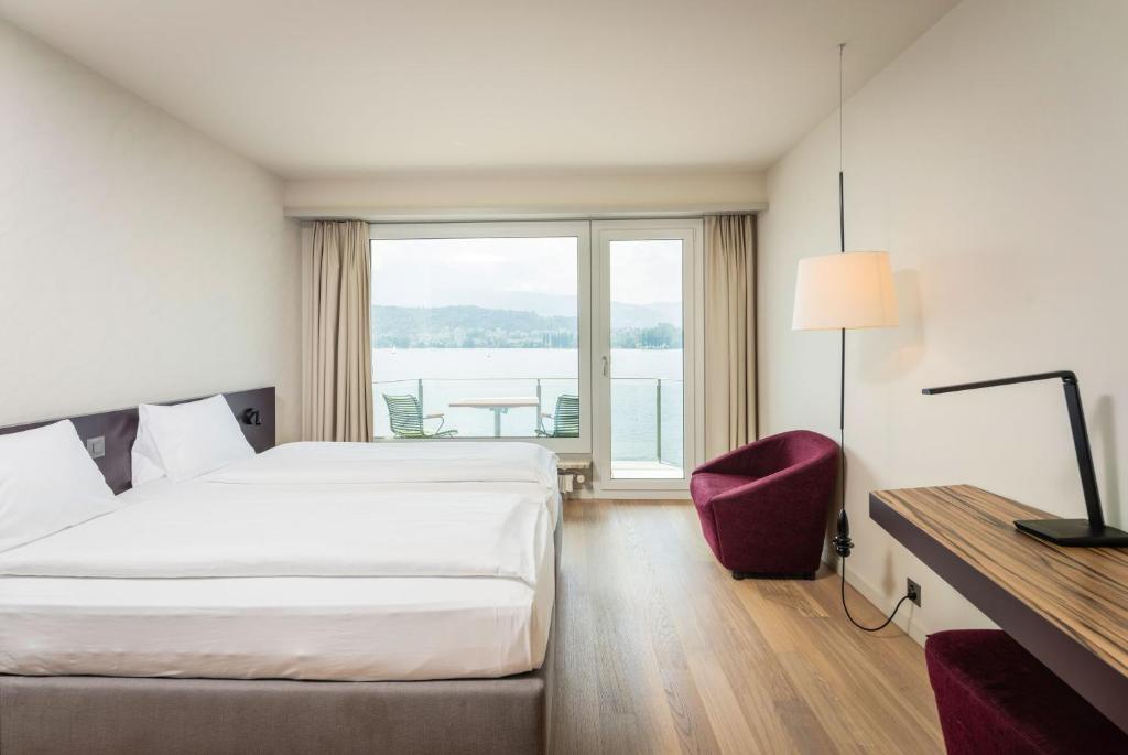 Двухместный (Двухместный номер с 2 отдельными кроватями и балконом, вид на озеро) отеля Seeburg Swiss Quality Hotel, Люцерн