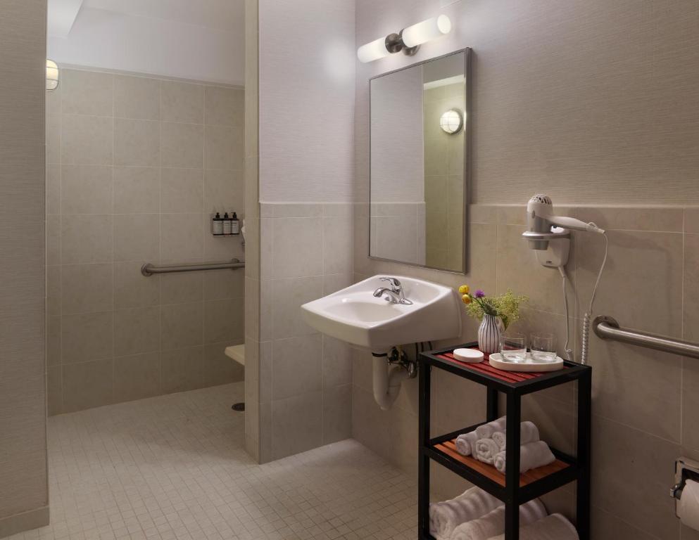 Двухместный (Double Room with Roll-in Shower - Mobility and Hearing Impaired Access/Non-Smoking) отеля BEI San Francisco, Сан-Франциско