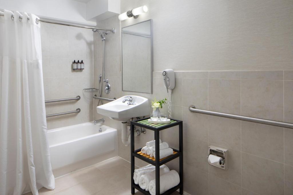 Двухместный (Double Room with Tub with Grab Bars - Mobility and Hearing Impaired Access/Non-Smoking) отеля BEI San Francisco, Сан-Франциско