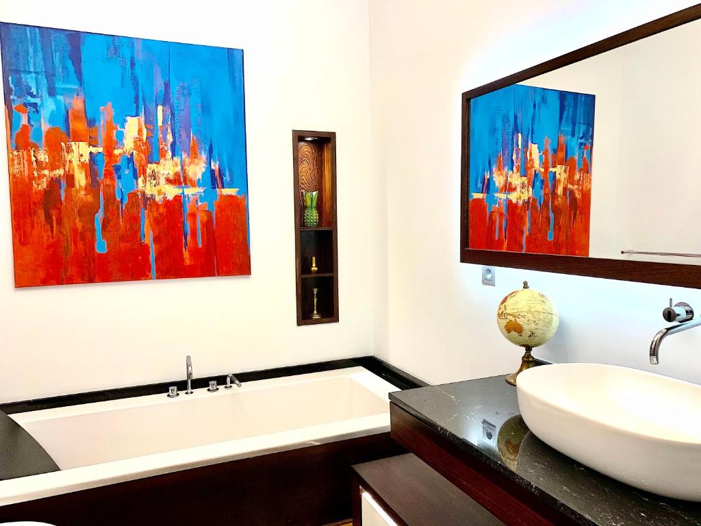 Апартаменты (Royal Suite with Market Square View), Luxury Apartments Mondrian Market Square II