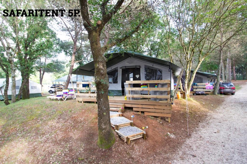 Номер (Safari tent for 5 adults) парк-отеля Easyatent Safari tent Lanterna, Пореч