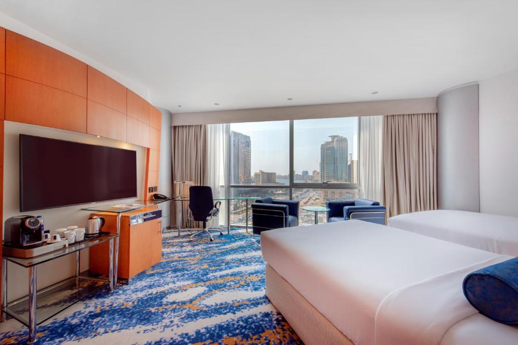 Двухместный (Двухместный номер Делюкс с 2 отдельными кроватями) отеля Hilton Dubai Creek, Дубай